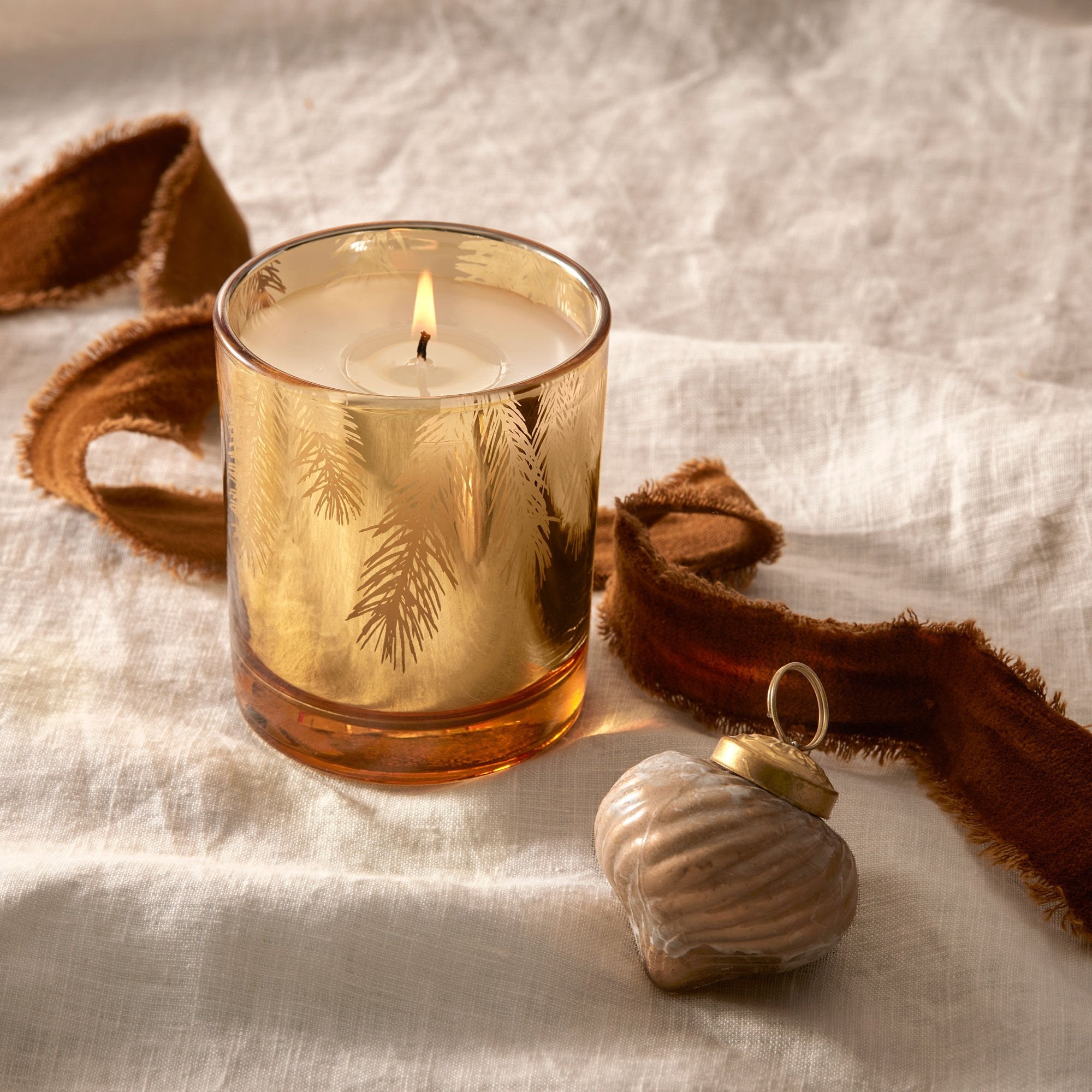 hy23-web-alt-ffr-gilded-6-oz-gold-candle-1.jpg