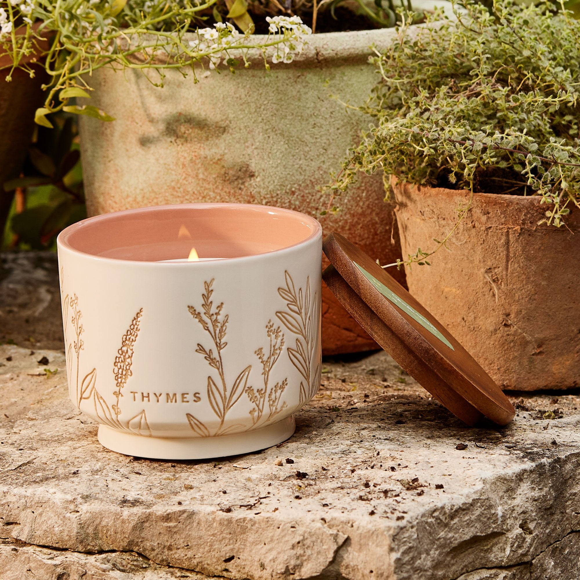 th-ss24-citronella-grove-medium-candle-2_500f05e5-736e-43f1-8c90-51bd350b9b34.jpg