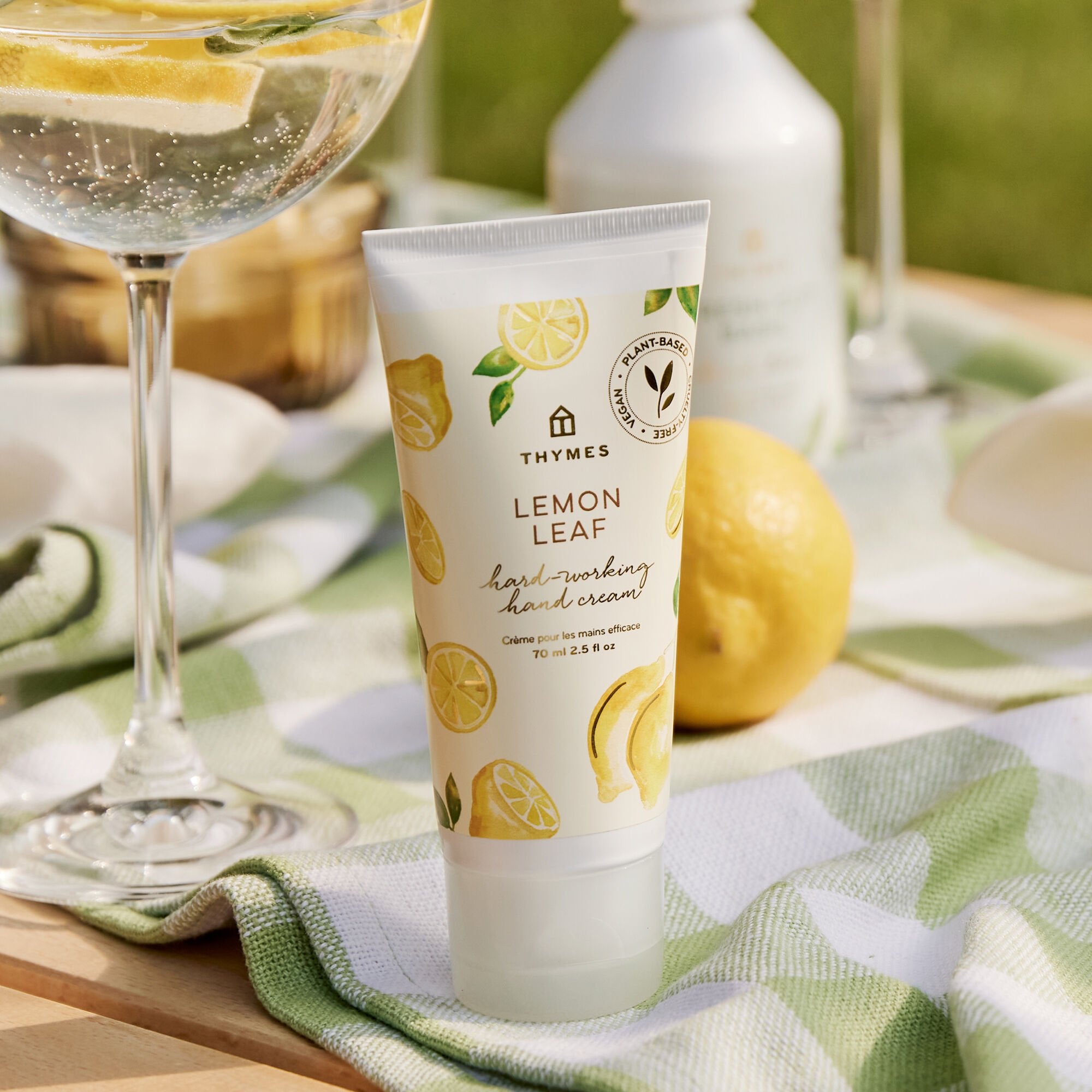 thymes-2021-webshoot-bistro-fresh-cut-basil-lemon-leaf-0641-2000x2000-1.jpg
